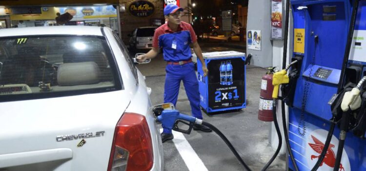 Baja del precio de combustibles, ¡medida hipócrita!