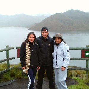 Junto a su hermana y madre